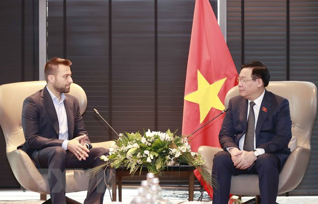 越南国会主席王廷惠会见保加利亚最大制药企业SoPharma集团并购总监迪米塔尔·奈德诺夫。（图片来源：越通社）