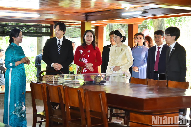 越南国家副主席武氏映春同日本皇嗣秋筱宫文仁亲王和秋筱宫妃纪子参观了胡伯伯的高脚屋。（水原 摄）
