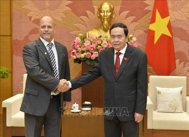 越南国会常务副主席陈青敏会见古巴共产党中央委员、古巴国务委员会委员、古巴保卫革命委员会主席赫拉尔多·埃尔南德斯。
