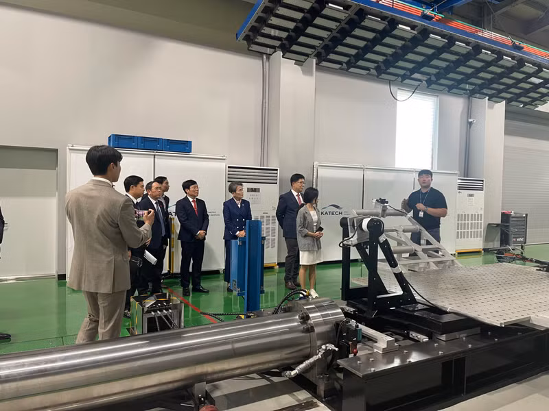 永福省人民委员会主席黎维成一行参观韩国汽车研究院。