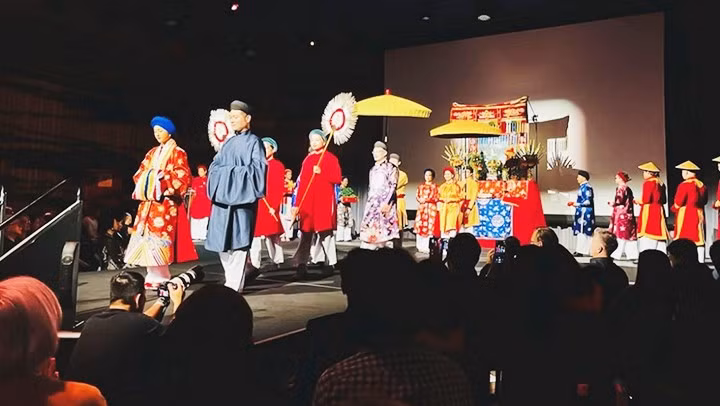 在“越南文化周”期间展示越南十八世纪传统婚纱及纺织品。