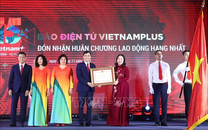 越南国家副主席武氏映春向越通社Vietnamplus新闻网授予一等劳动勋章。