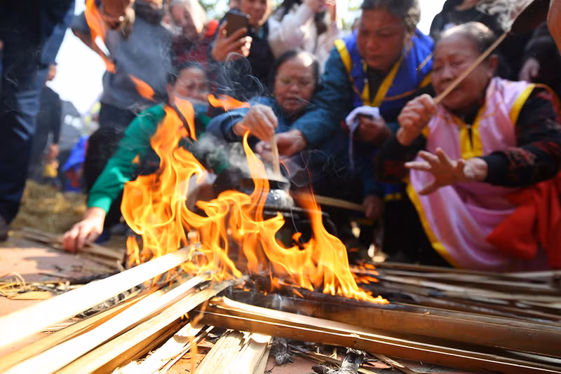 氏禁村生火煮饭比赛热闹开场。（耀玉、阮胡郡 摄）