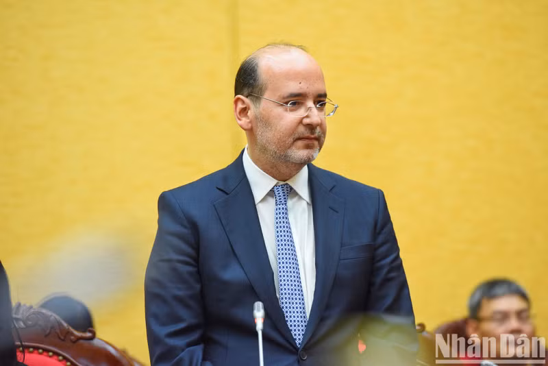 土耳其驻越南大使哈尔登·特克内奇在出席出征仪式上对越南政府提供的援助表示感谢。