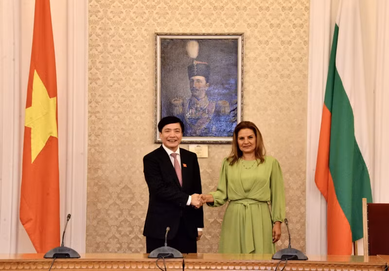 越南国会秘书处秘书长、国会办公厅主任裴文强(左）与保加利亚议会秘书长斯特凡纳·卡拉斯拉沃夫。（图片来源：VOV）