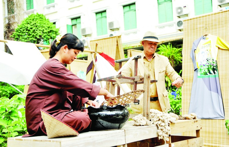 企业推介低碳服装。（南英 摄）