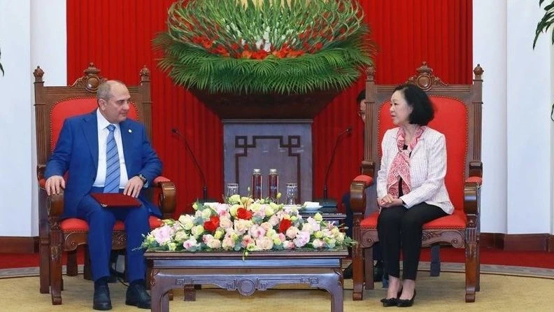 越共中央政治局委员、中央书记处常务书记、中央组织部部长张氏梅会见了新阿塞拜疆党副主席兼中央办公厅主任塔希尔·布达戈夫。