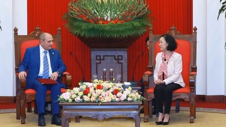越共中央政治局委员、中央书记处常务书记、中央组织部部长张氏梅会见了新阿塞拜疆党副主席兼中央办公厅主任塔希尔·布达戈夫。
