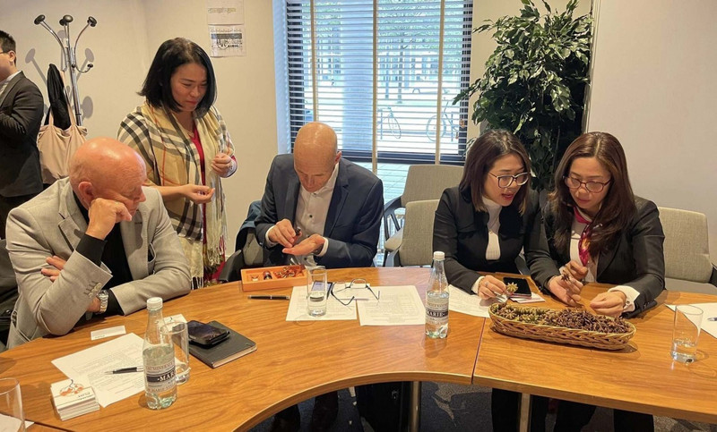 在荷兰推广越南谅山省农产品。
