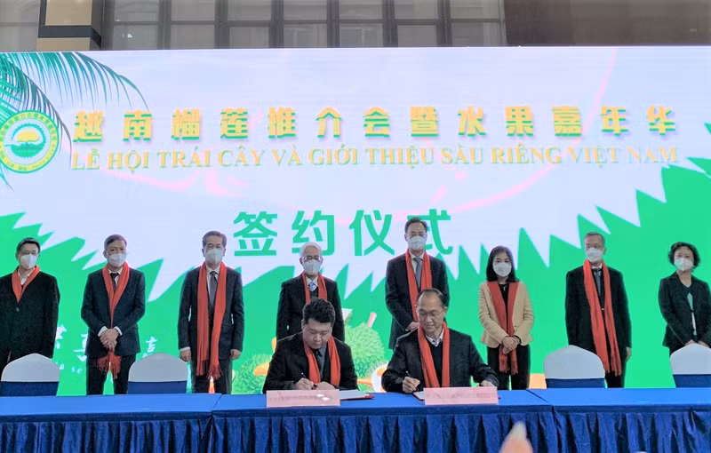 双方有关单位、企业签订合作协议。（杜有兴 摄）