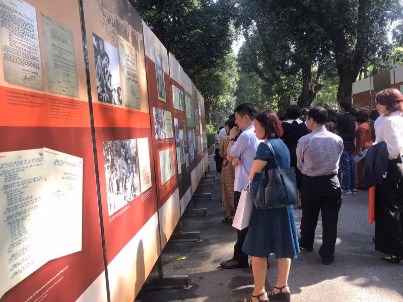 “1945-1969年期间胡志明主席签名和笔记汇总”展览会开展。