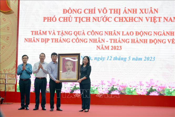 国家副主席武氏映春向煤炭行业工人和劳动者赠送慰问品。