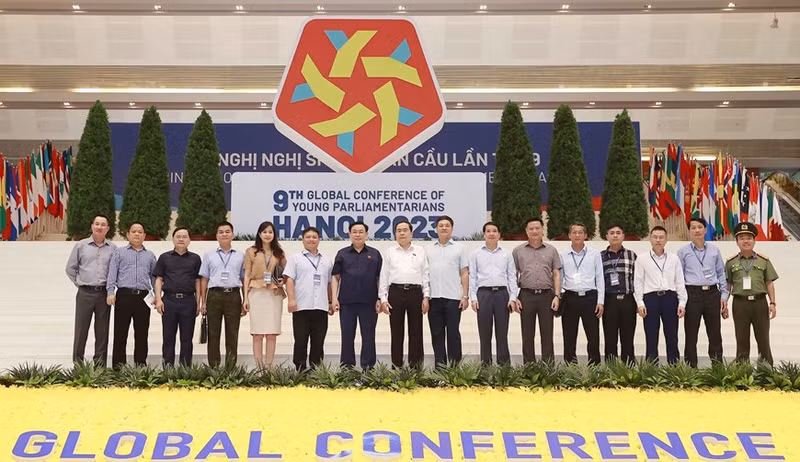 国会主席王廷惠和各位代表合影。