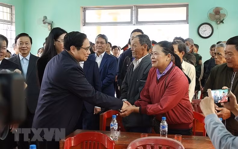 范明正总理走访慰问为2021-2025年阶段北南高速公路（东边）项目被征收土地的家庭。