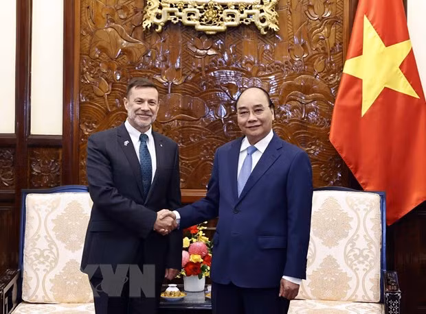 越南国家主席阮春福（右）与澳大利亚驻越南大使安德鲁·戈莱辛斯基。（图片来源：越通社）