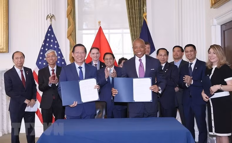 越南政府总理范明正和纽约市长埃里克·亚当斯见证胡志明市与纽约市签署建立友好合作关系的备忘录。（图片来源：越通社）