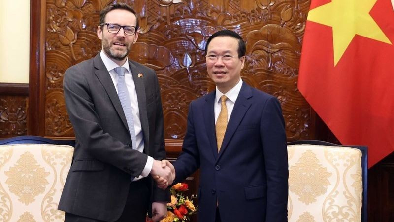 国家主席武文赏会见大不列颠及北爱尔兰联合王国驻越南大使伊恩·弗鲁。（图片来源：越通社）