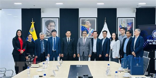 越南建筑玻璃与陶瓷总公司代表团与委内瑞拉国家工业和生产部举行工作会谈。（图片来源：越通社）