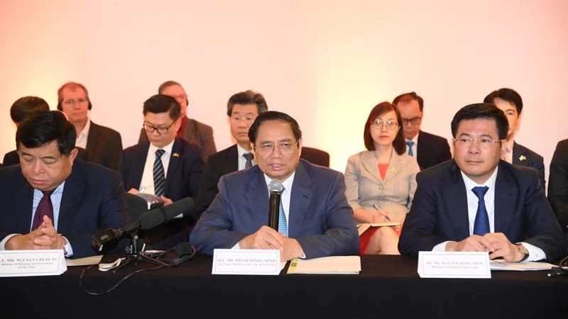 越南政府总理范明正出席座谈会。