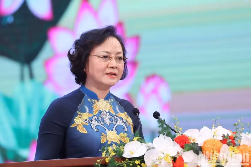 内务部部长范氏青茶在表彰大会上发表讲话。（陈海 摄）