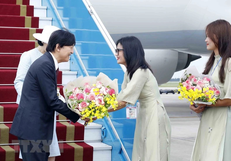 河内少女向日本皇嗣秋筱宫文仁亲王和秋筱宫妃纪子赠送鲜花。（图片来源：越通社）