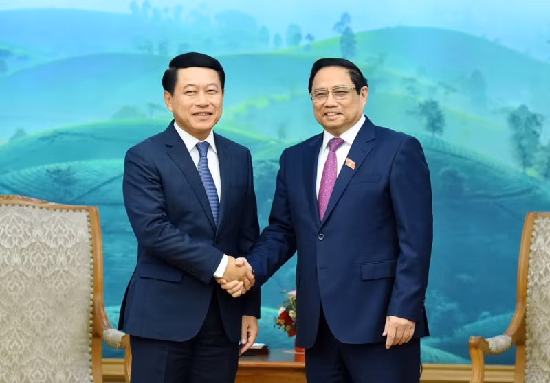 越南政府总理范明正会见老挝政府副总理兼外交部长沙伦塞·贡马西。