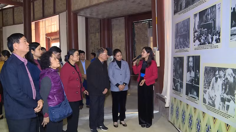 党和国家领导、前领导参观越南共产党第二次全国代表大会举办地遗迹。