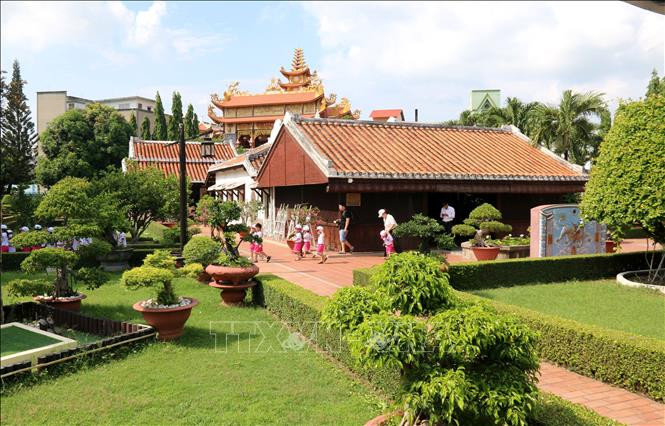 全国四面八方游客前来育青学校遗迹区缅怀胡主席