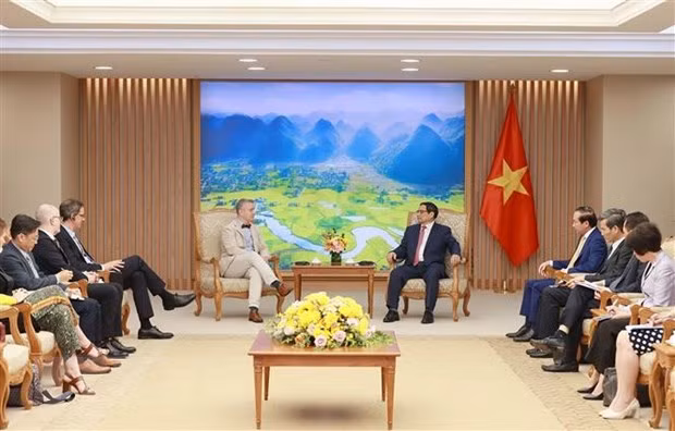 越南政府总理会见比利时驻越南大使和约翰·科克里尔集团执行长。