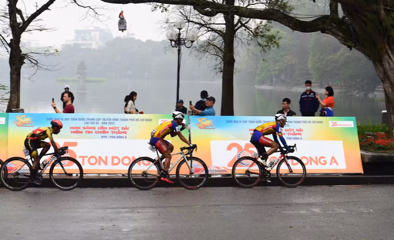 第一个赛段在还剑湖步行街空间举行，总路程为42.5公里。（陈海 摄）