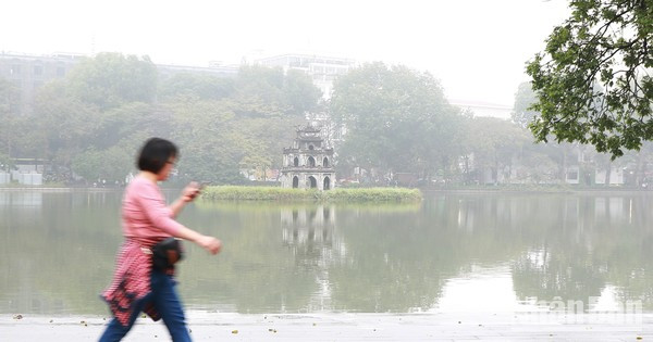 环剑湖笼罩在雾蒙蒙和毛毛雨之中。（日光 摄）
