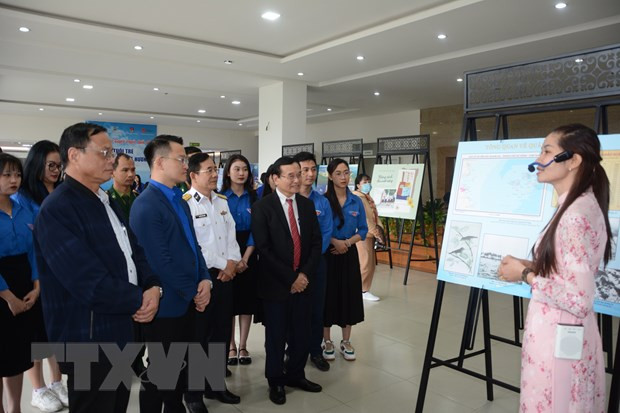 参观展会的代表。