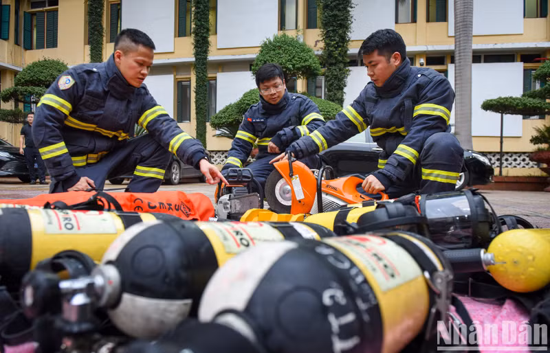 救援队成员在出征前检查各种救援设备。