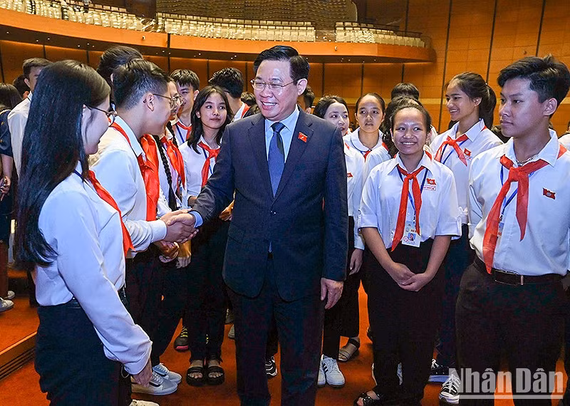 国会主席王廷惠和各位儿童代表。