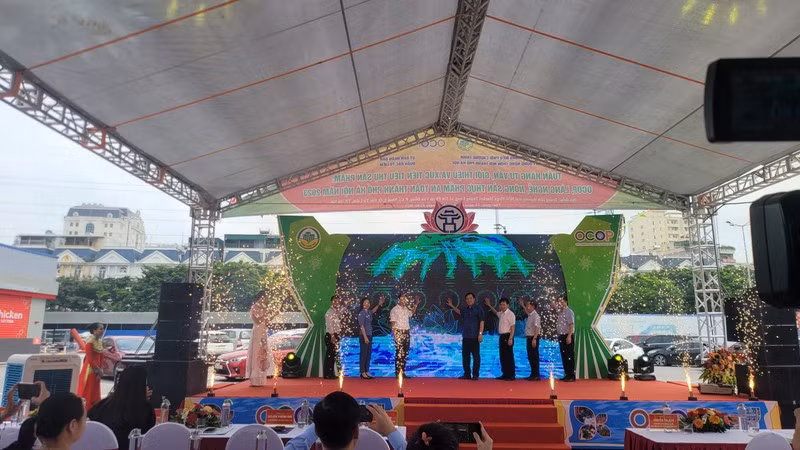 2023年河内市“一乡一品”和安全食用农产品推介周正式开幕。