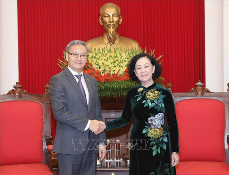越共中央政治局委员、中央书记处常务书记、中央组织部部长张氏梅已会见率团访问越南的老挝人民革命党中央委员会委员、中央对外联络部部长通沙万•丰威汉。