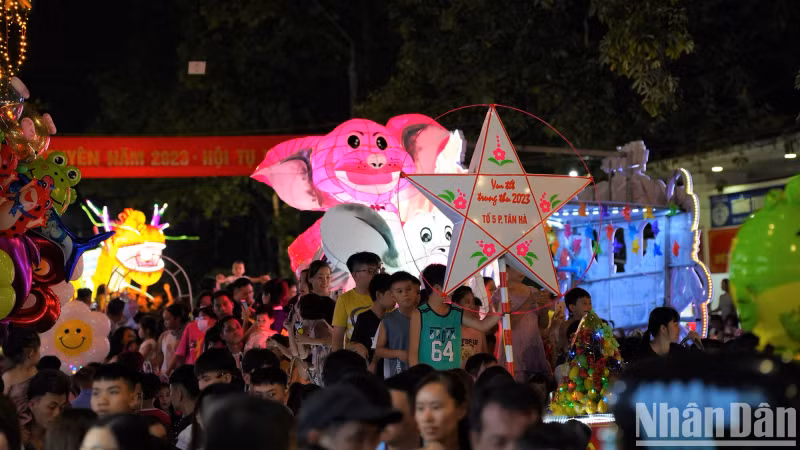 中秋节灯的巨型灯笼模型从农历七月初一开始出现在街头。（中孝 摄）