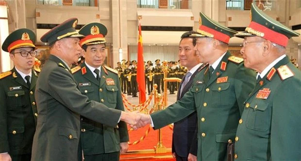 中共中央政治局委员、中共中央军事委员会副主席何卫东上将在首都北京中国国防部总部举行仪式，欢迎越共中央政治局委员、中央军委副书记、国防部部长潘文江大将一行对中国进行正式访问。（图片来源：越通社）