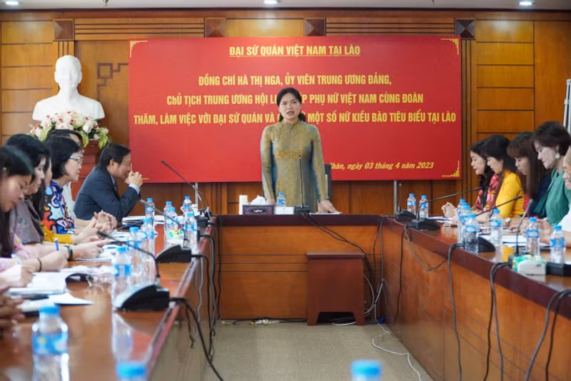 越南妇女联合会主席何氏娥发表讲话。