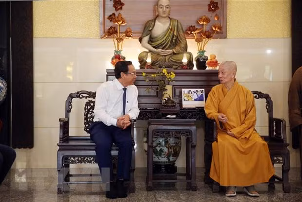 胡志明市市委书记阮文年向越南佛教协会证明理事会法主兼教风委员会主任释智广法师拜年。（图片来源：越通社）