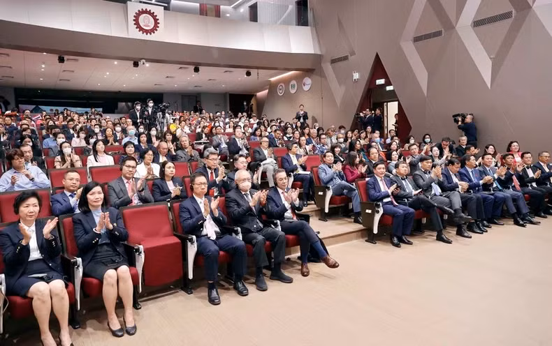 各位代表倾听国会主席王廷惠发表演讲。（图片来源：越通社）