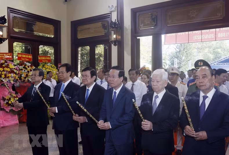 国家主席武文赏、党和国家领导、党和国家前领导献花和上香缅怀孙德胜主席。（图片来源：越通社）
