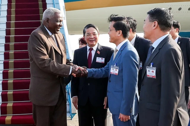 越南代表前往机场迎接古巴全国人民政权代表大会（国会）主席埃斯特万•拉索•埃尔南德斯。