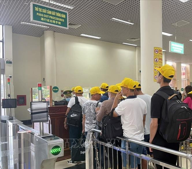 附图：外国人在芒街国际口岸办理入境手续。（图片来源：越通社）