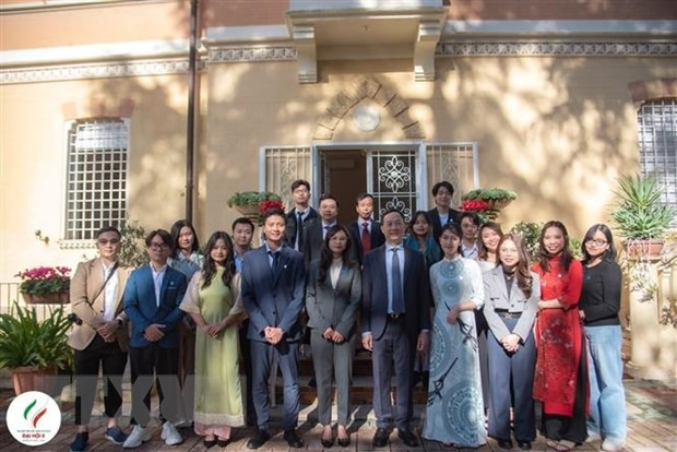 与会代表合影。（图片来源：越通社）
