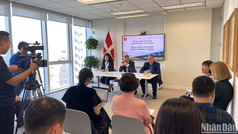 丹麦驻越南大使尼科莱.普瑞特兹（中）在丹麦住越南大使馆总部就越丹绿色战略伙伴关系接受记者采访。