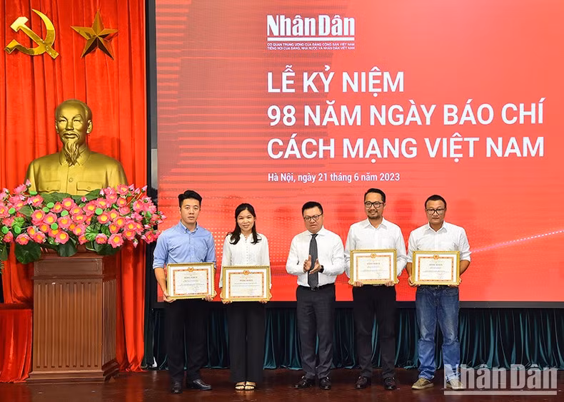 《人民报》社总编辑黎国明向《人民报》社优秀集体和个人颁发奖状。