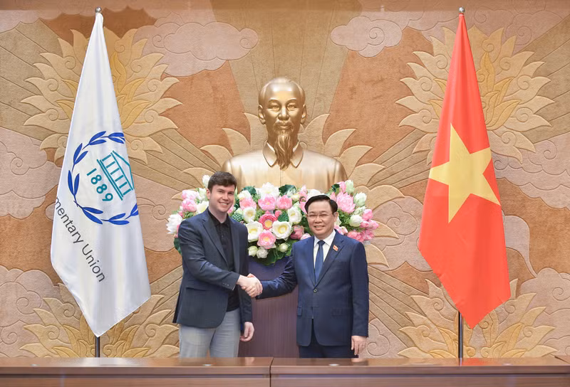 越南国会主席王廷惠和各国议会联盟青年议员论坛主席丹·卡登。