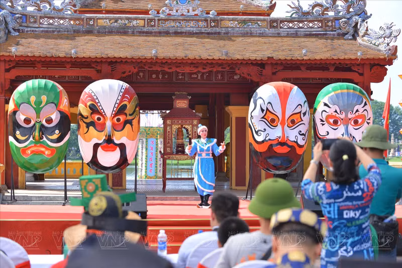 顺化㗰剧表演。（图片来源：《越南画报》）