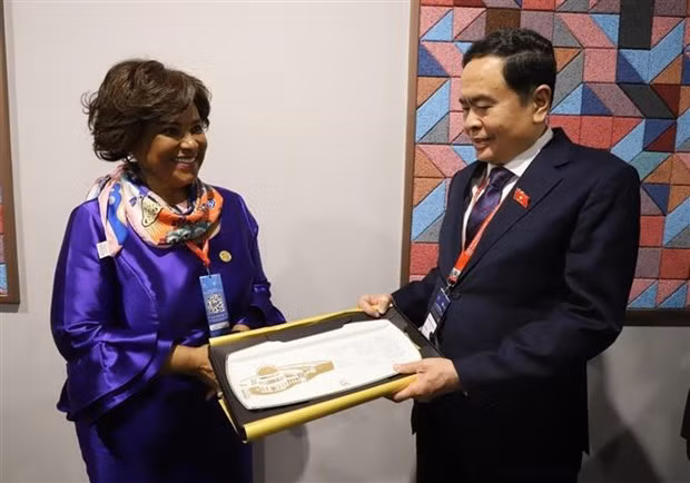 陈青敏先生会见安哥拉国民议会议长卡罗琳娜·塞凯拉。